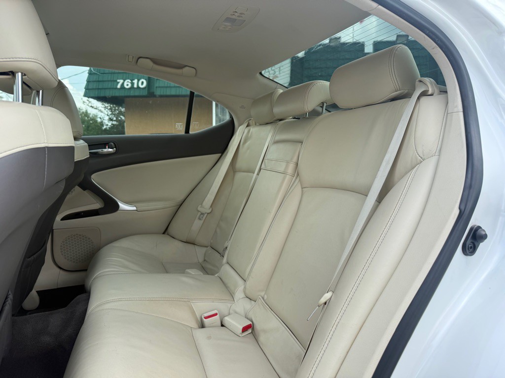 2013 Lexus IS Image 11