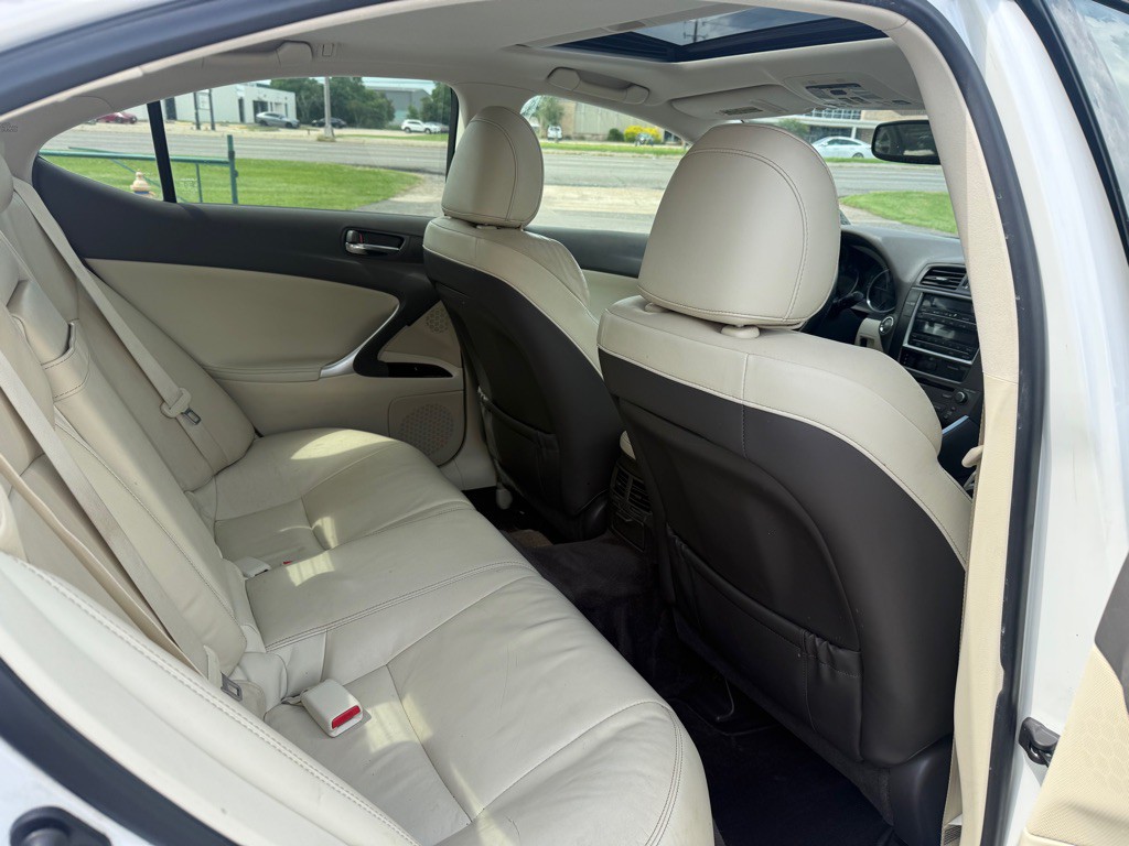 2013 Lexus IS Image 16