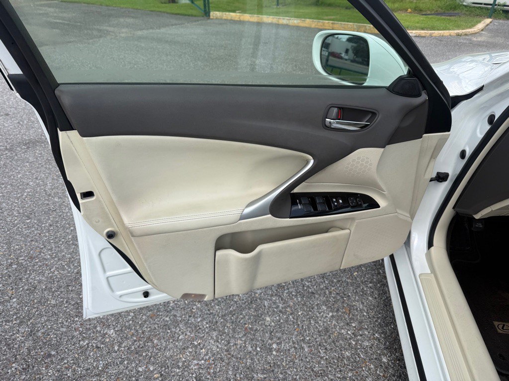 2013 Lexus IS Image 21