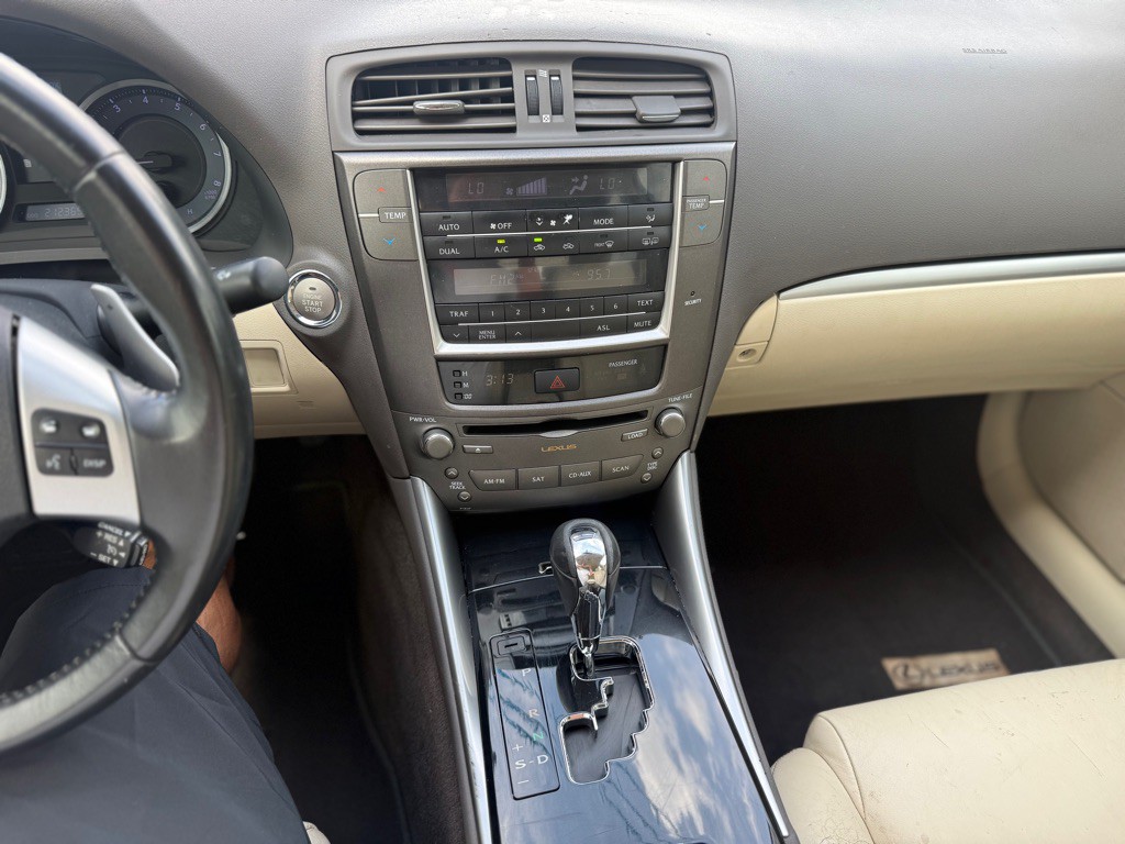 2013 Lexus IS Image 22