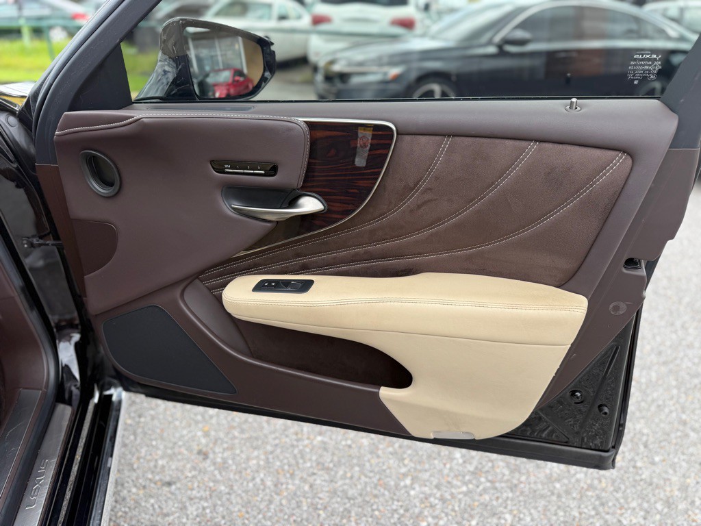 2018 Lexus LS Image 32
