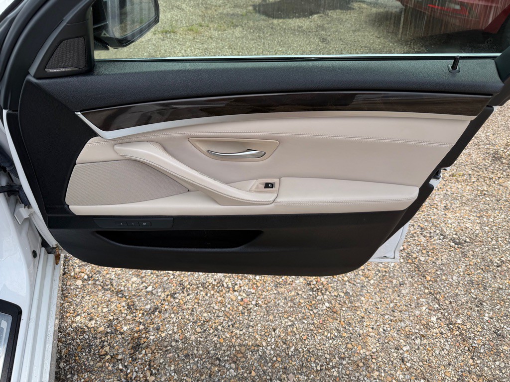 2016 BMW 5 Series Image 23