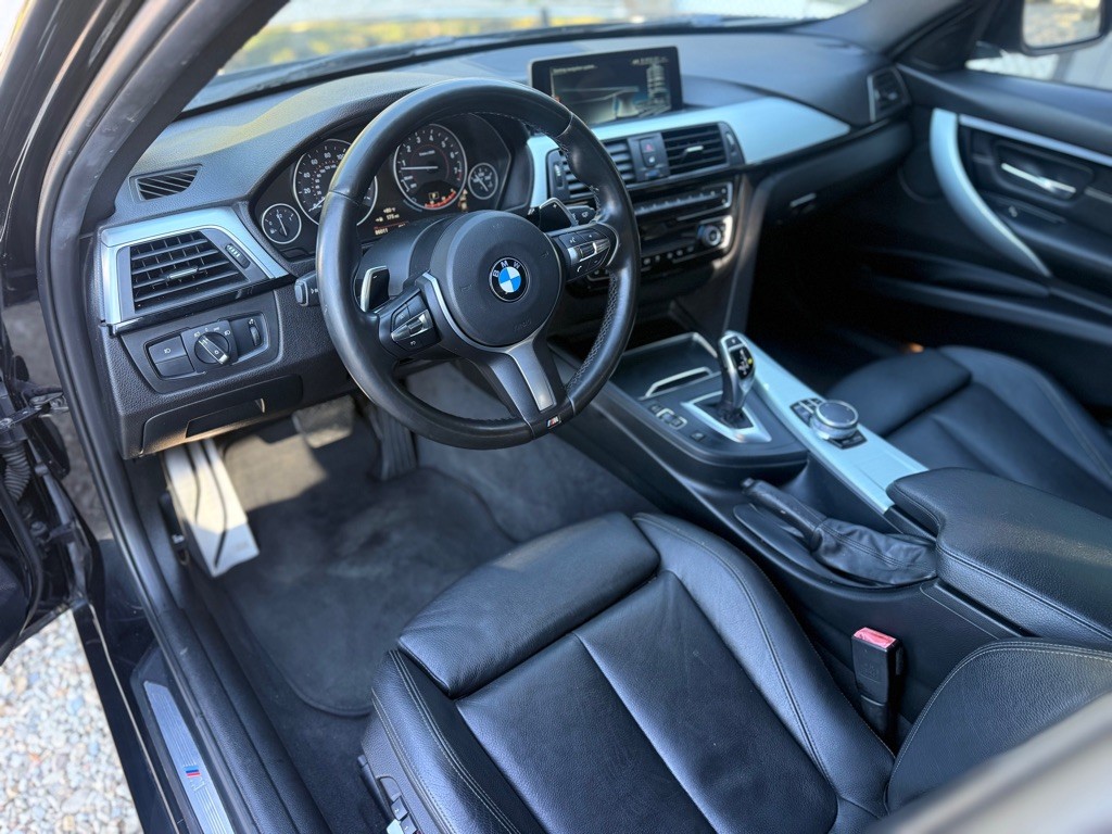 2017 BMW 3 Series Image 9