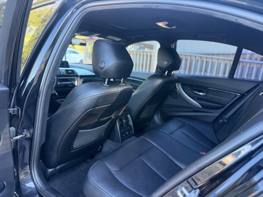 2017 BMW 3 Series Image 11