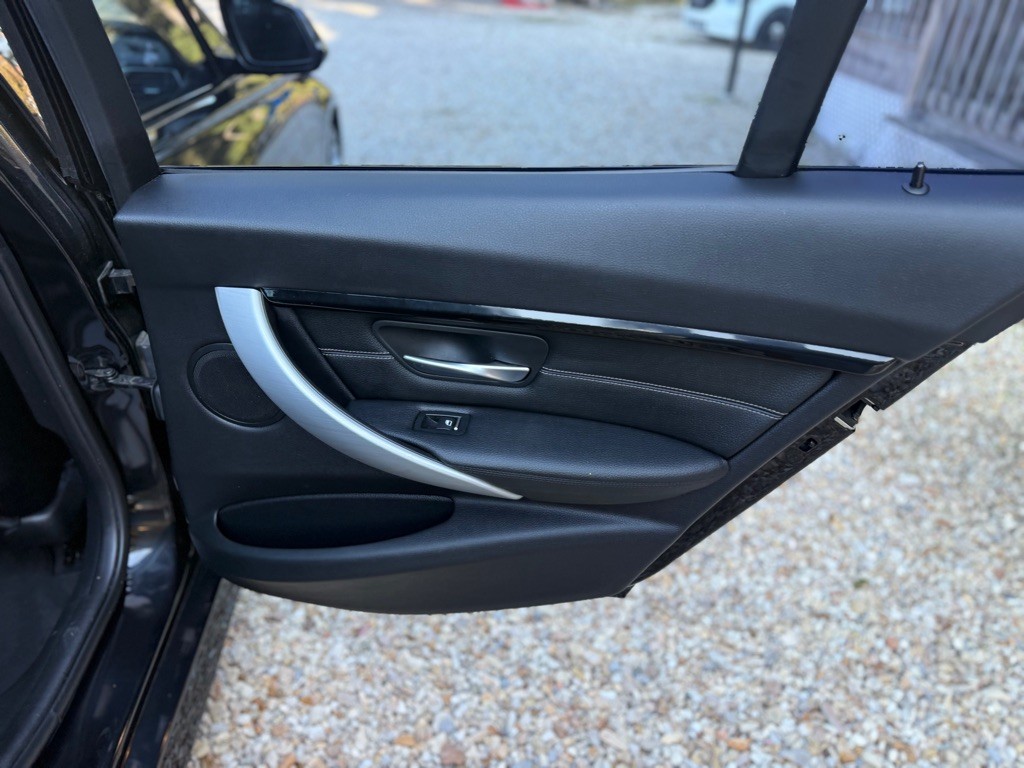 2017 BMW 3 Series Image 18