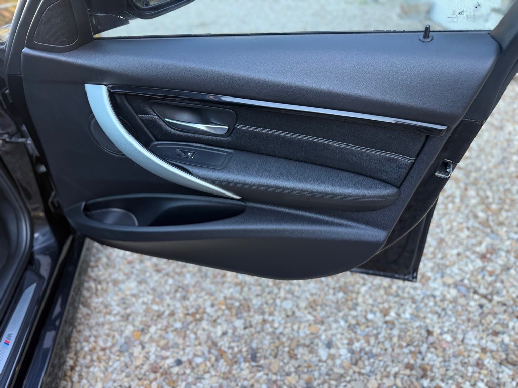 2017 BMW 3 Series Image 19