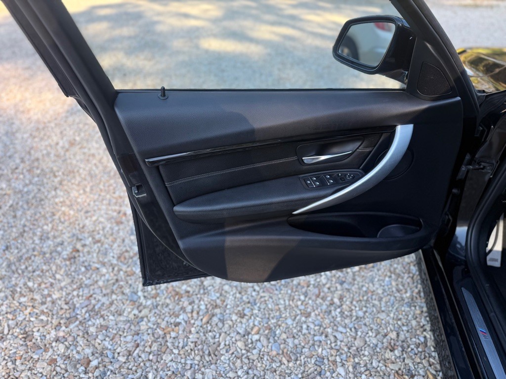 2017 BMW 3 Series Image 21