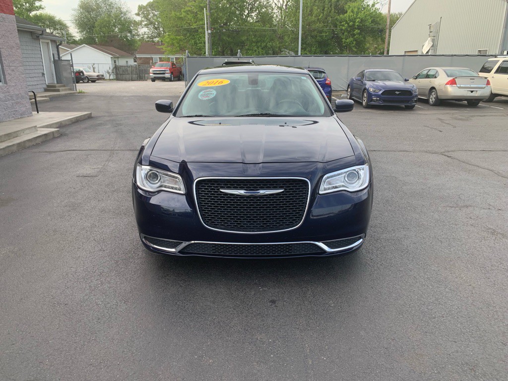 2016 Chrysler 300 Image 2