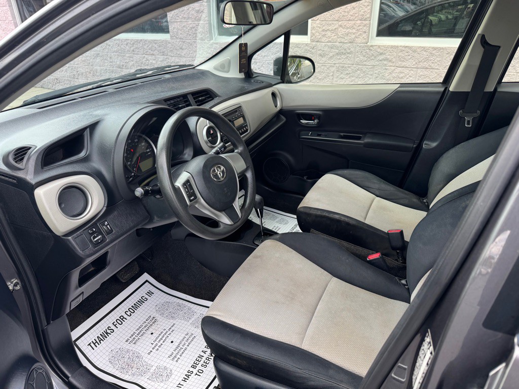 2012 Toyota Yaris Image 5