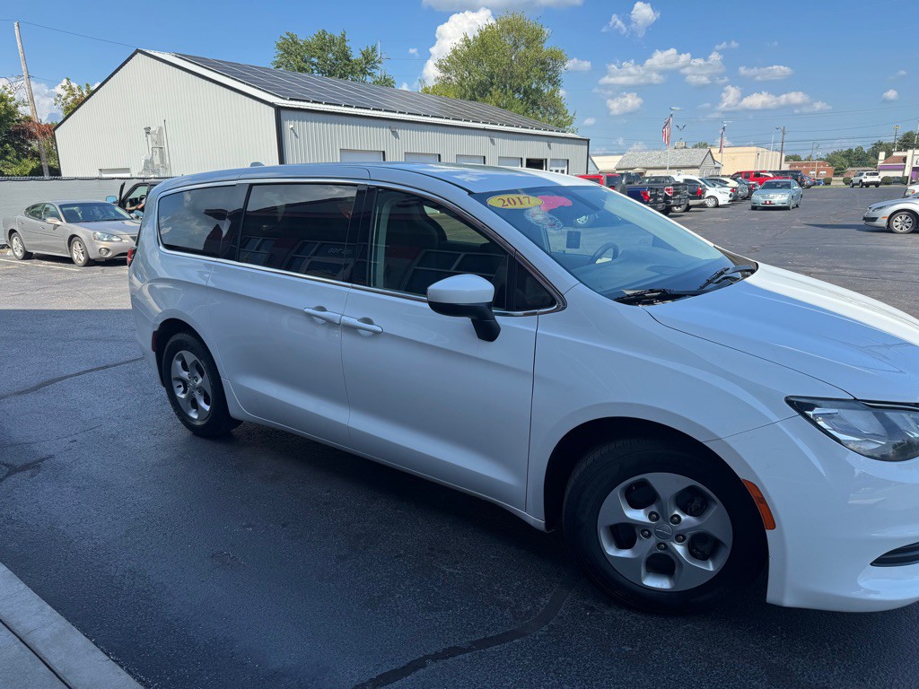 2017 Chrysler Pacifica Image 3