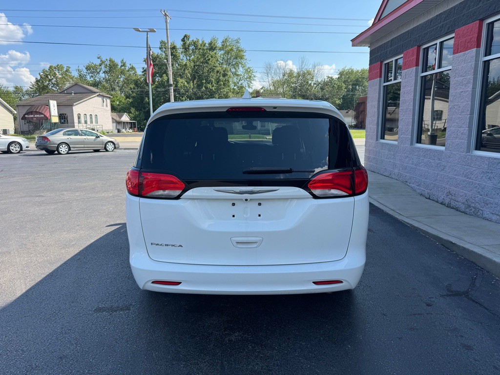 2017 Chrysler Pacifica Image 4