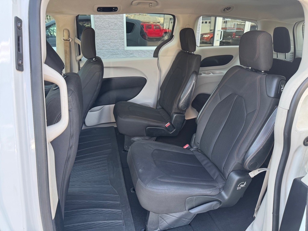2017 Chrysler Pacifica Image 6