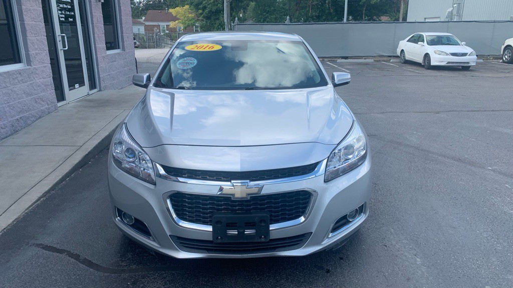 2016 Chevrolet Malibu Image 2