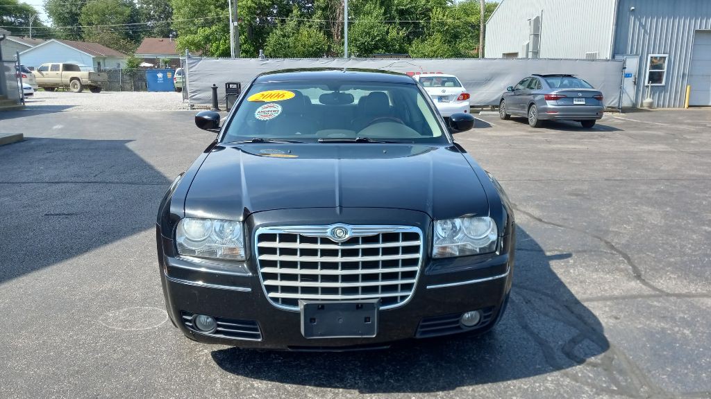 2006 Chrysler 300 Image 2