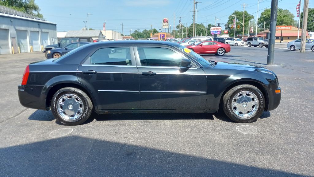 2006 Chrysler 300 Image 3