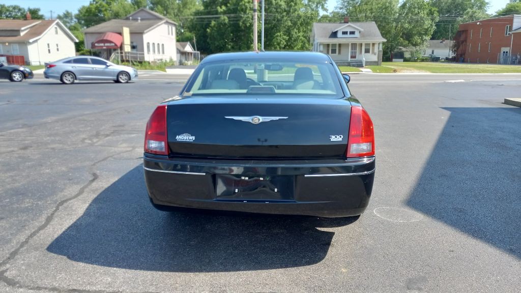2006 Chrysler 300 Image 4