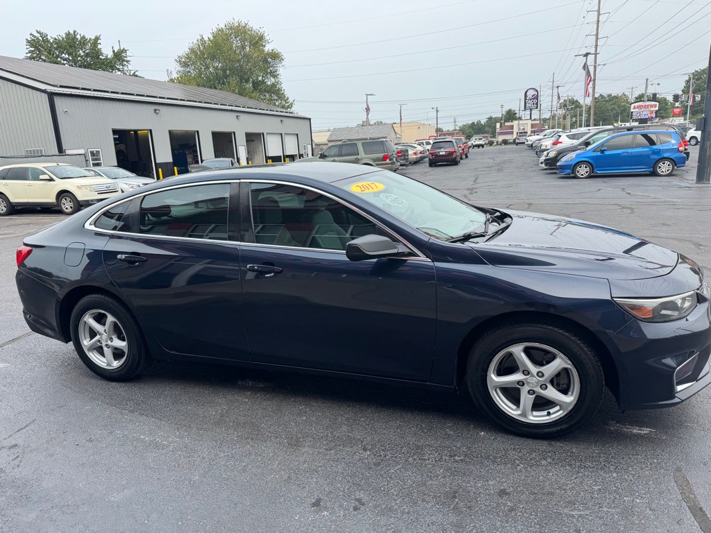 2017 Chevrolet Malibu Image 3