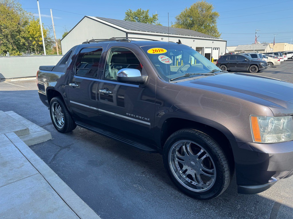 2010 Chevrolet Avalanche Image 3
