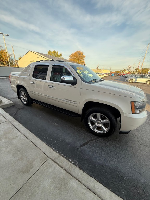 2013 Chevrolet Avalanche Image 3