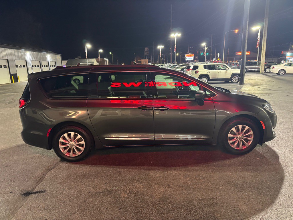 2017 Chrysler Pacifica Image 3