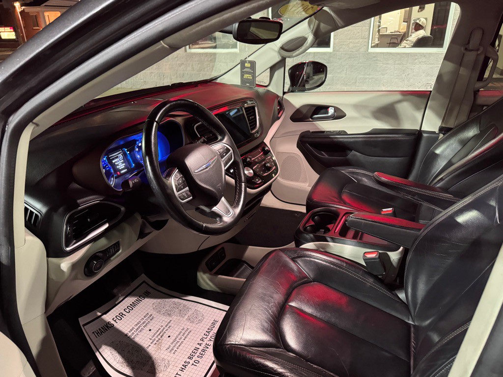 2017 Chrysler Pacifica Image 5