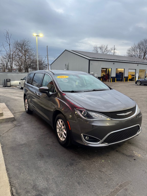 2017 Chrysler Pacifica Image 3
