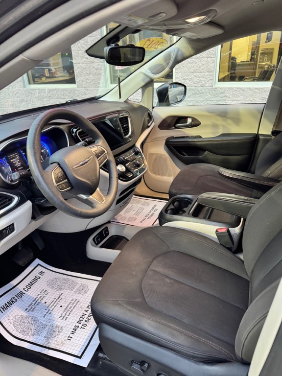 2017 Chrysler Pacifica Image 6