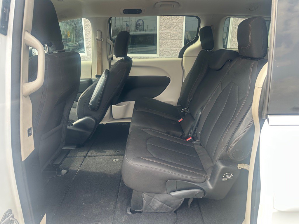 2017 Chrysler Pacifica Image 7