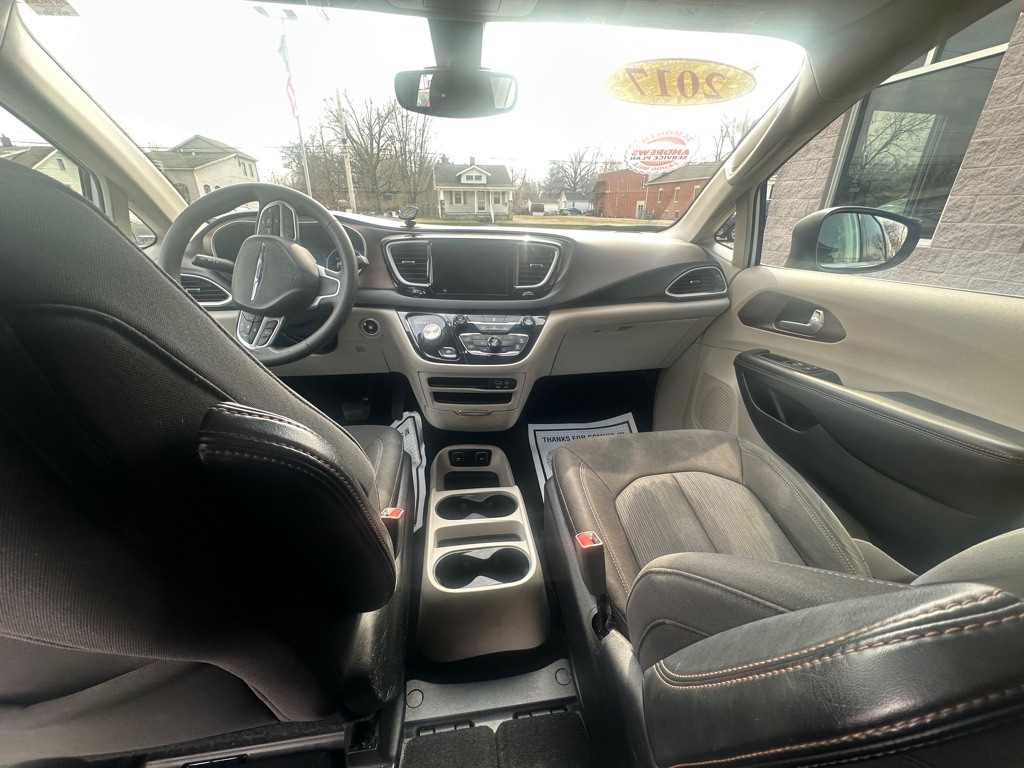 2017 Chrysler Pacifica Image 8