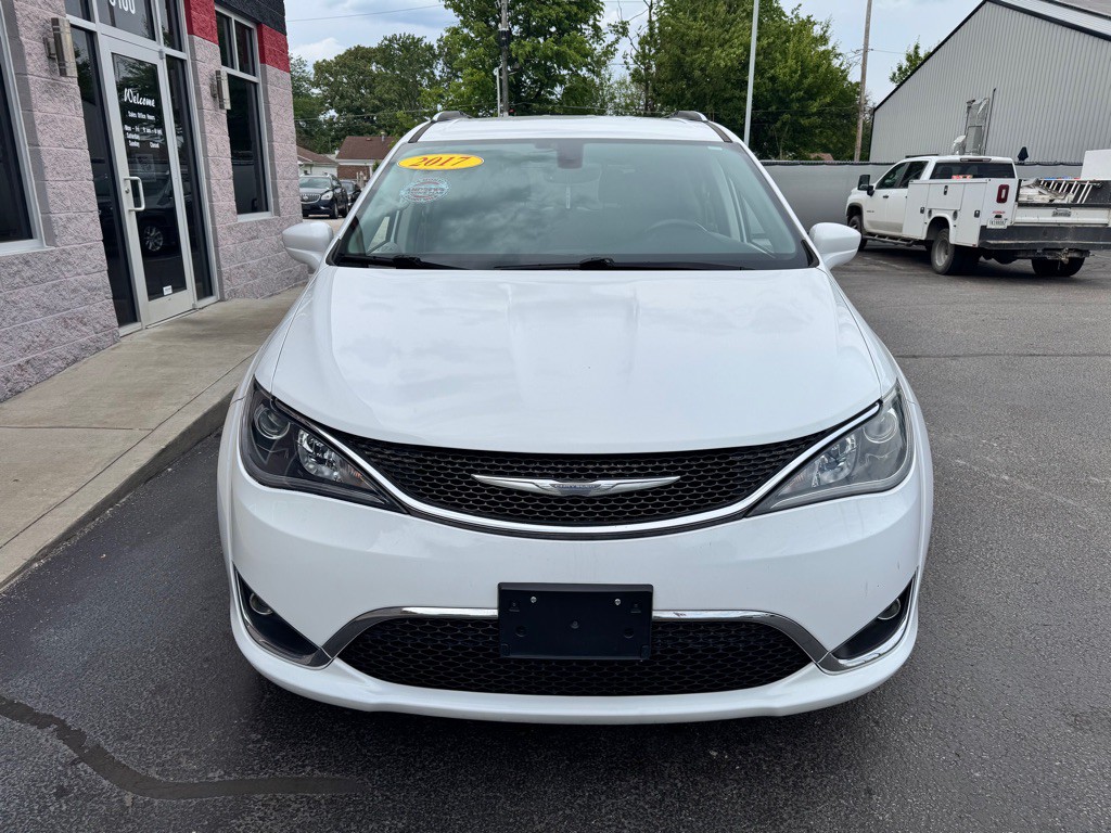 2017 Chrysler Pacifica Image 2