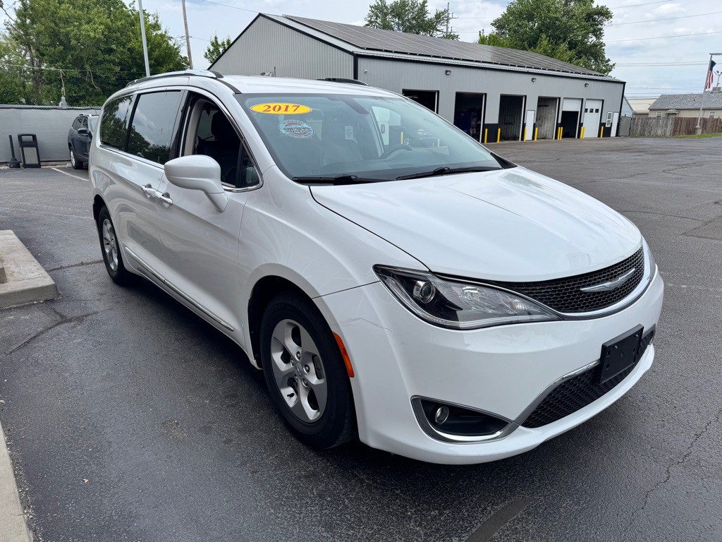 2017 Chrysler Pacifica Image 3