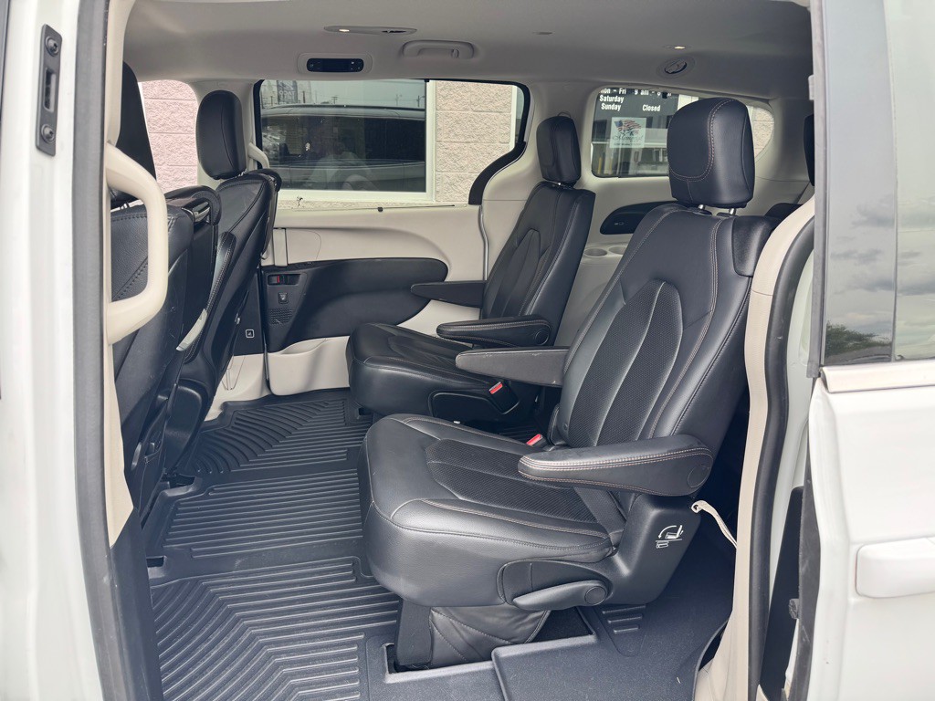 2017 Chrysler Pacifica Image 6