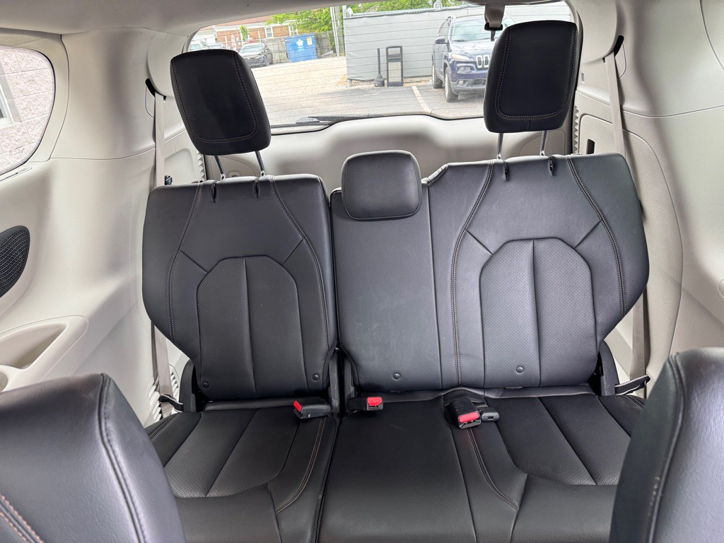 2017 Chrysler Pacifica Image 7