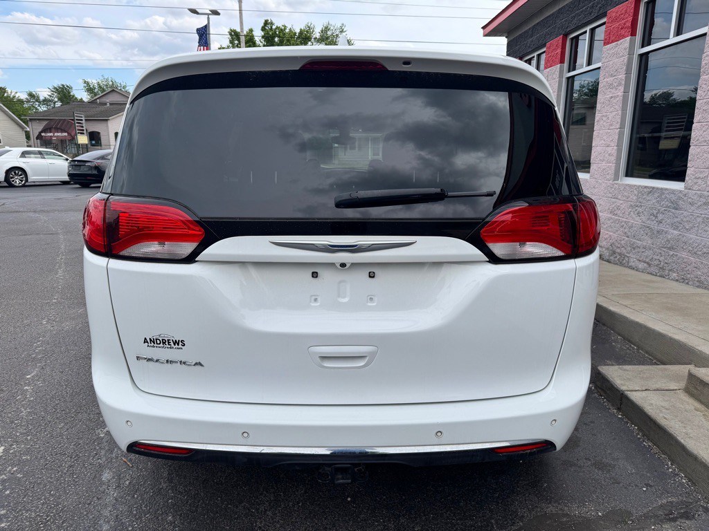 2017 Chrysler Pacifica Image 8