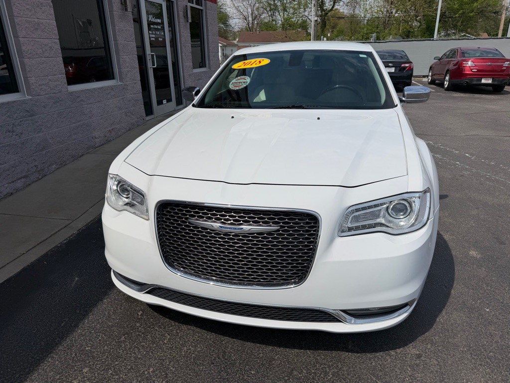 2018 Chrysler 300 Image 2