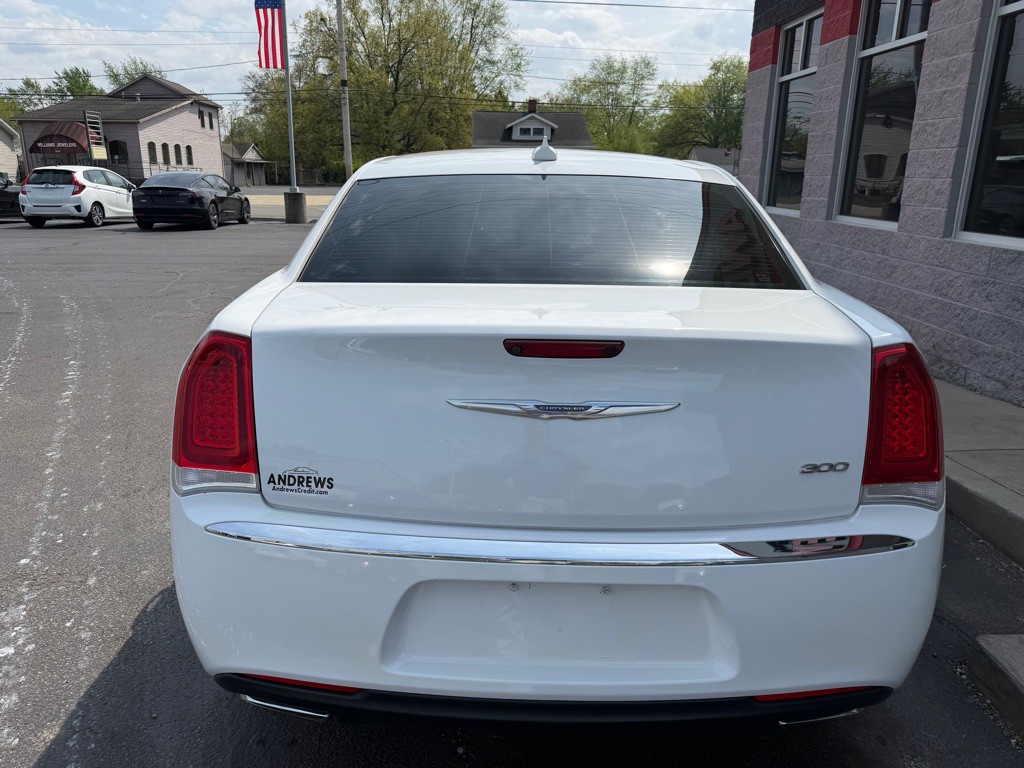 2018 Chrysler 300 Image 4