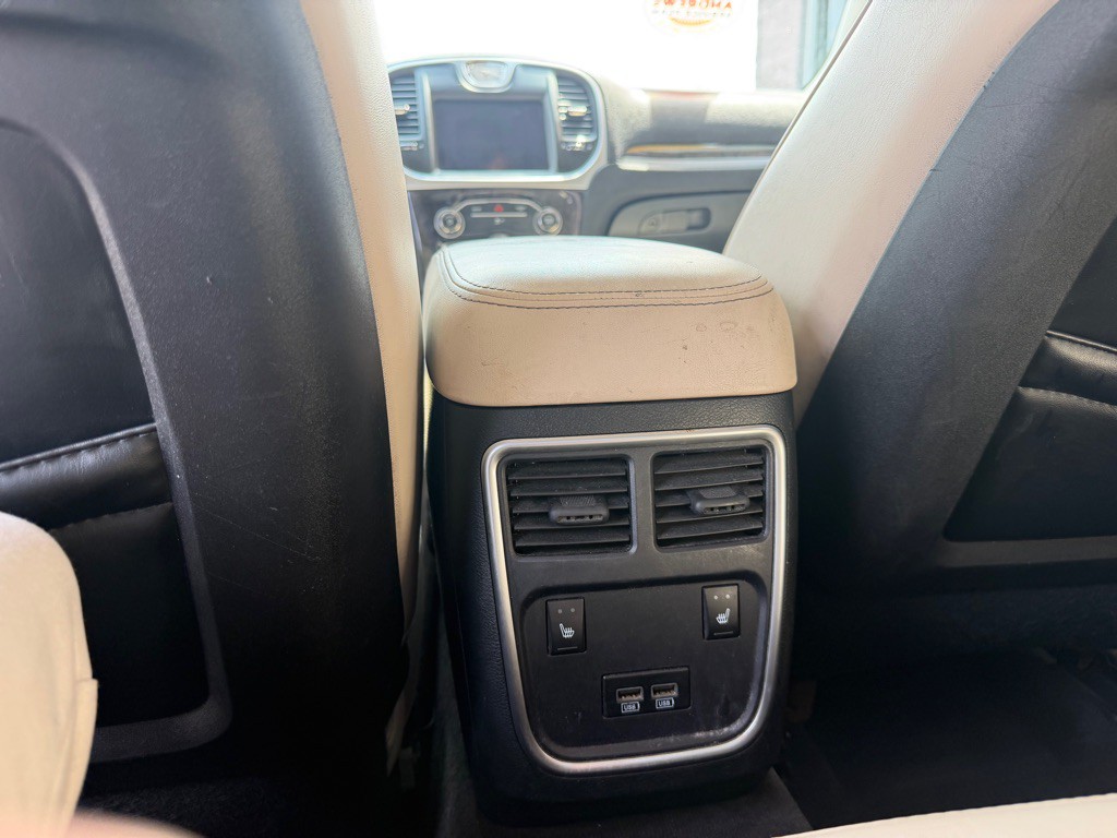 2018 Chrysler 300 Image 7