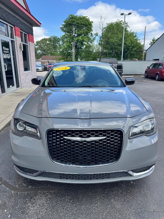 2018 Chrysler 300 Image 2
