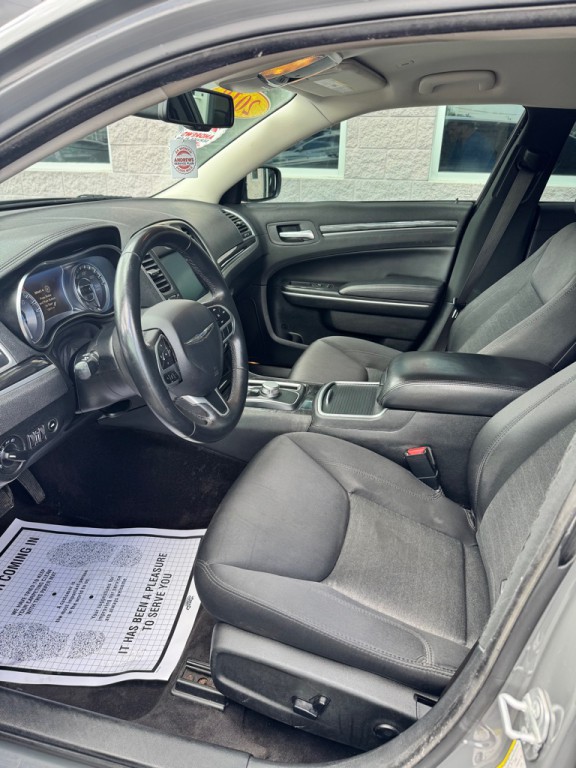 2018 Chrysler 300 Image 4