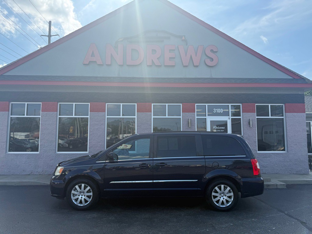 2014 Chrysler Town & Country Image 1