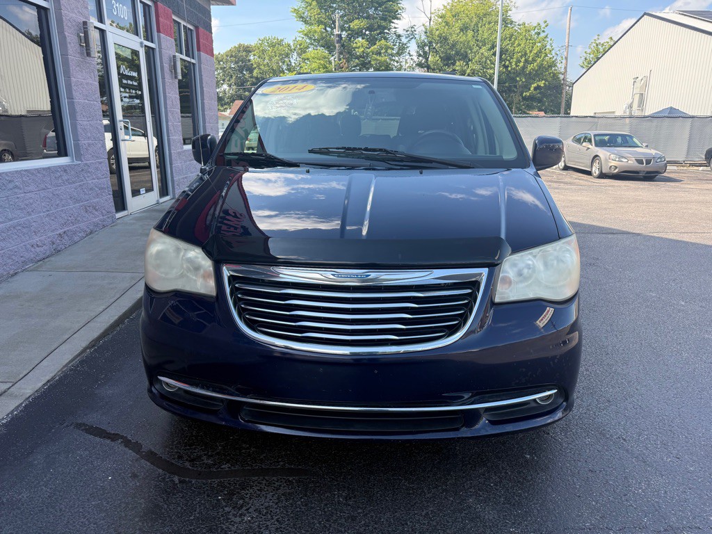 2014 Chrysler Town & Country Image 2