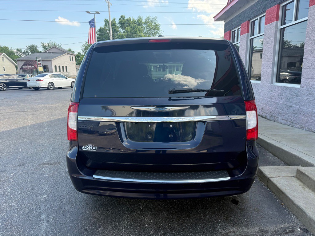 2014 Chrysler Town & Country Image 3