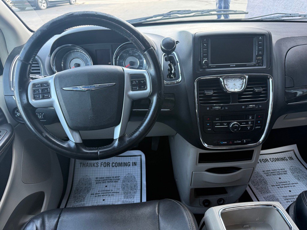 2014 Chrysler Town & Country Image 4