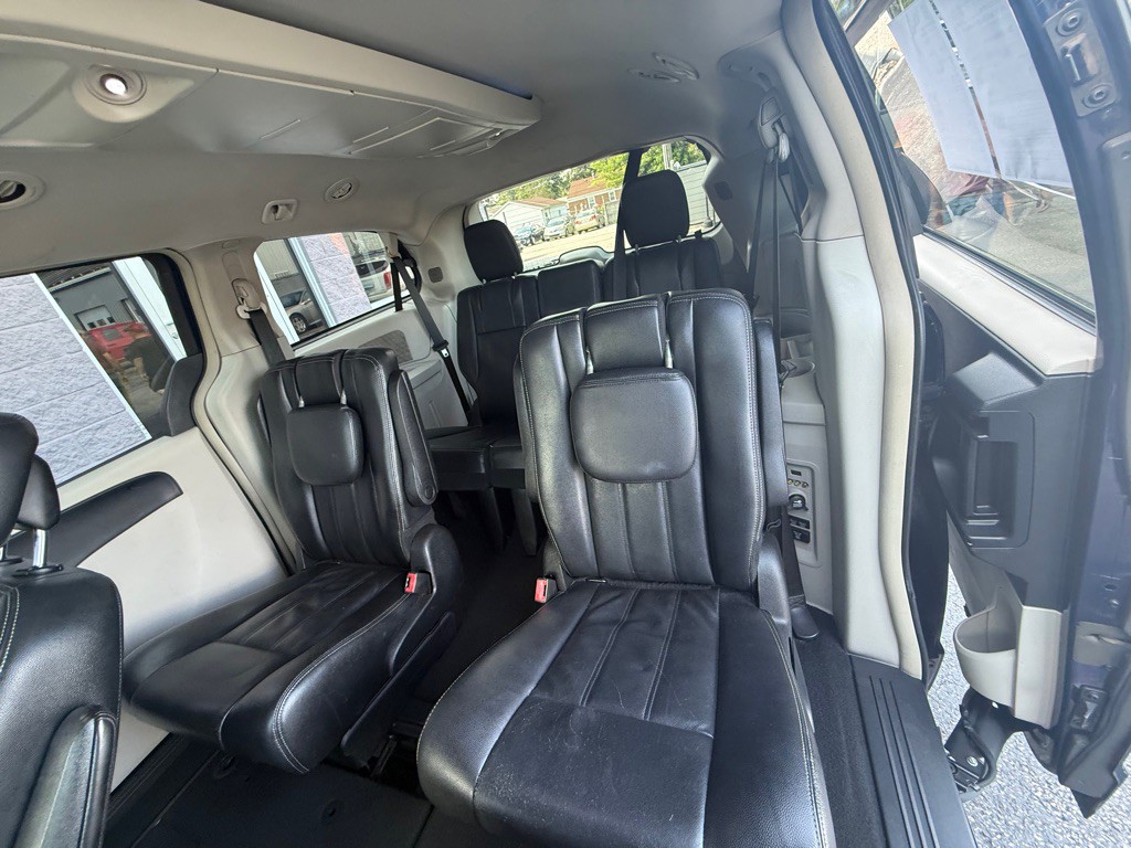2014 Chrysler Town & Country Image 5
