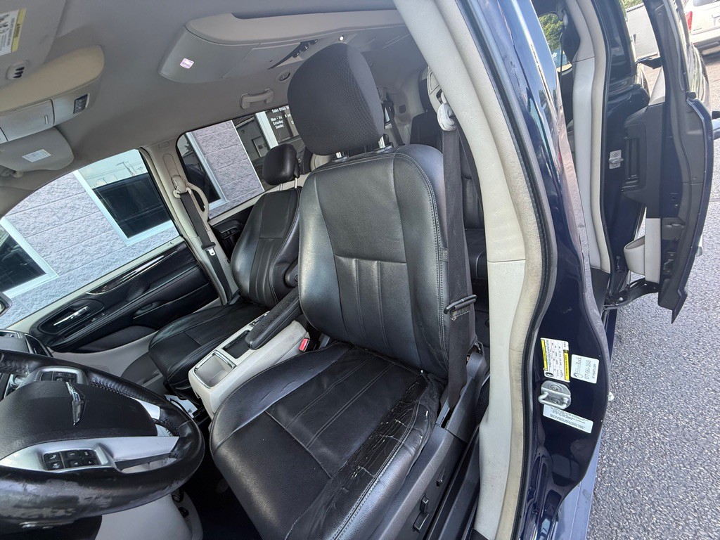2014 Chrysler Town & Country Image 6