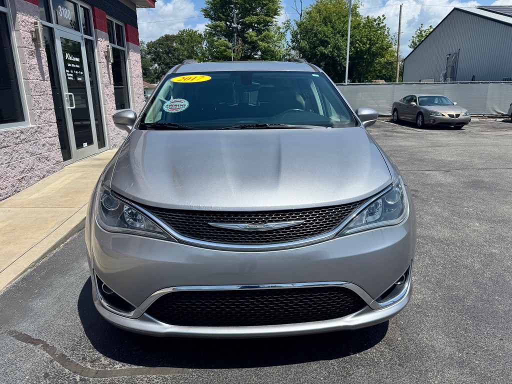2017 Chrysler Pacifica Image 2