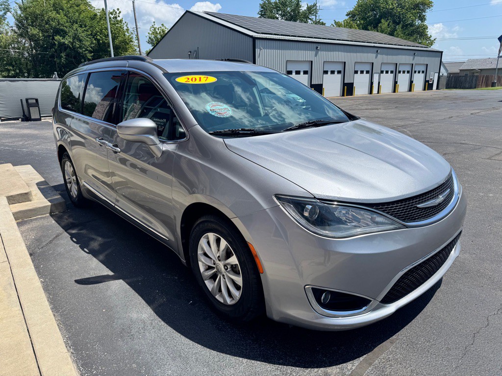 2017 Chrysler Pacifica Image 3