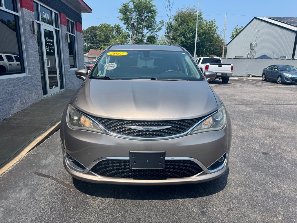 2017 Chrysler Pacifica Image 2