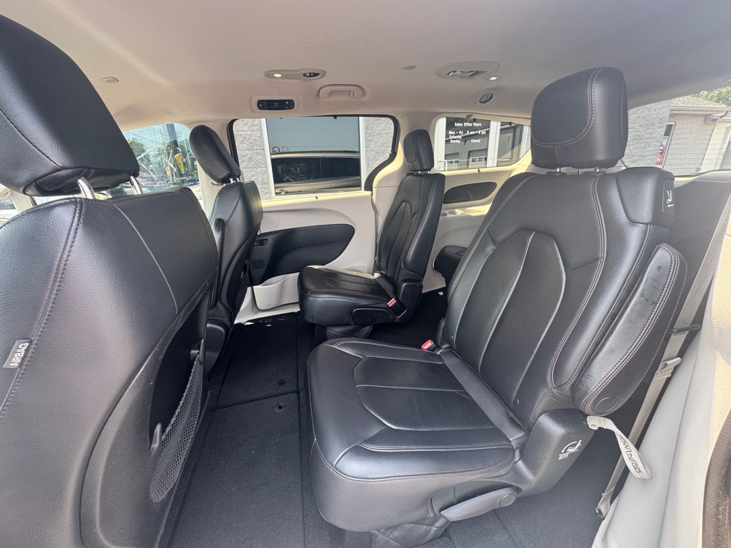 2017 Chrysler Pacifica Image 5