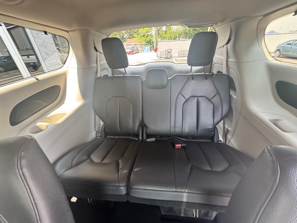 2017 Chrysler Pacifica Image 6